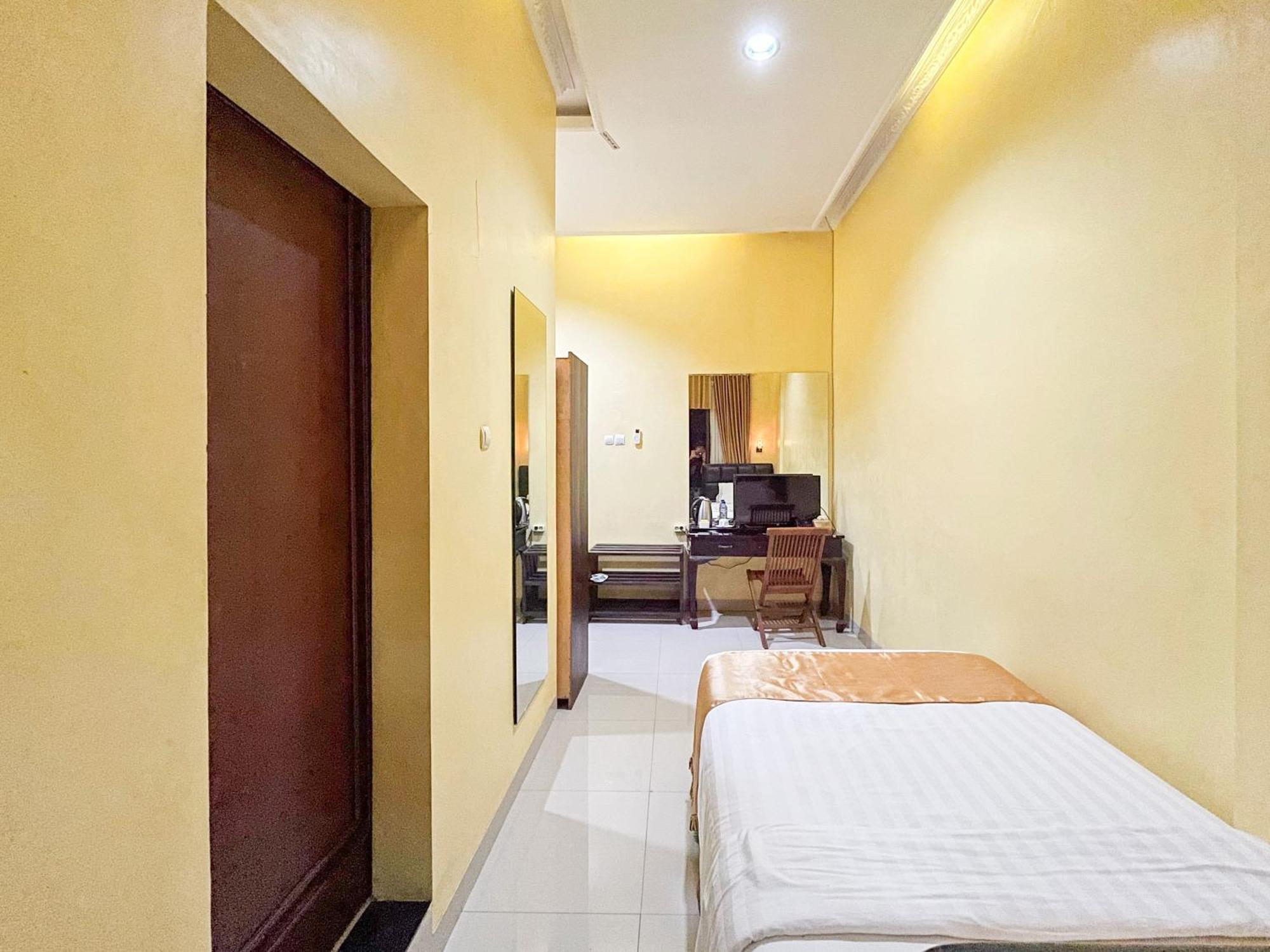 Kartika Hotel Syariah Pacitan Mitra Reddoorz Екстериор снимка