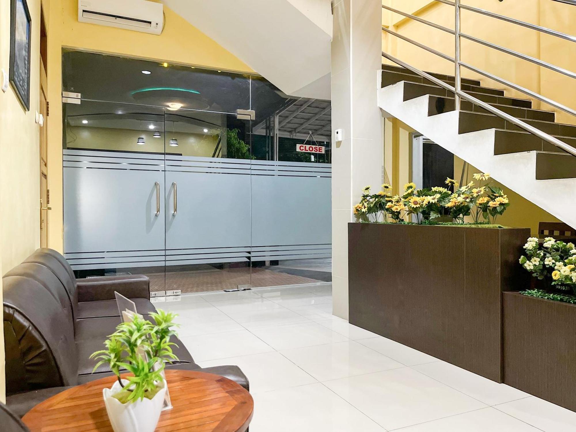Kartika Hotel Syariah Pacitan Mitra Reddoorz Екстериор снимка