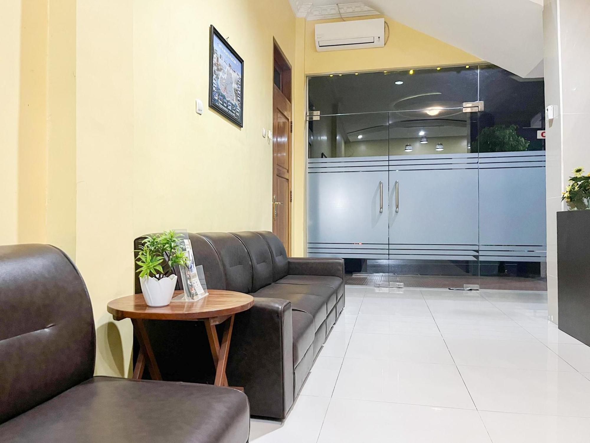 Kartika Hotel Syariah Pacitan Mitra Reddoorz Екстериор снимка