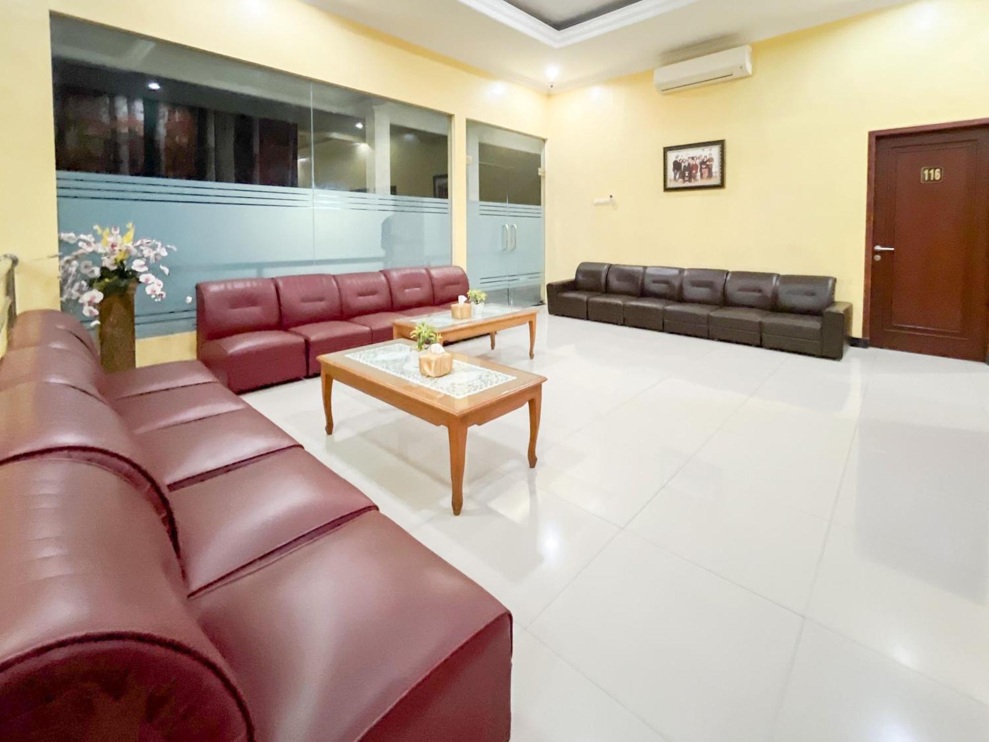 Kartika Hotel Syariah Pacitan Mitra Reddoorz Екстериор снимка